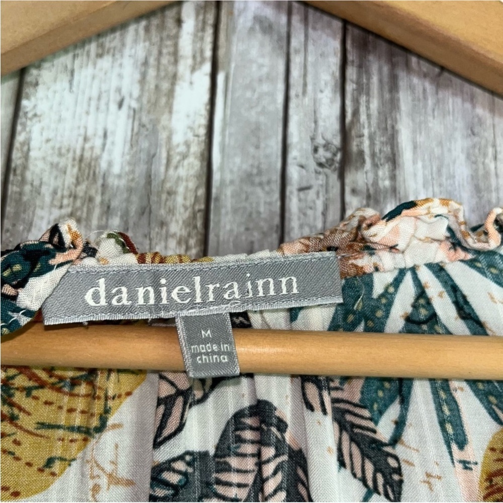 Daniel Rainn Liona Leaf Print Sleeveless Blouse - Picture 7 of 7